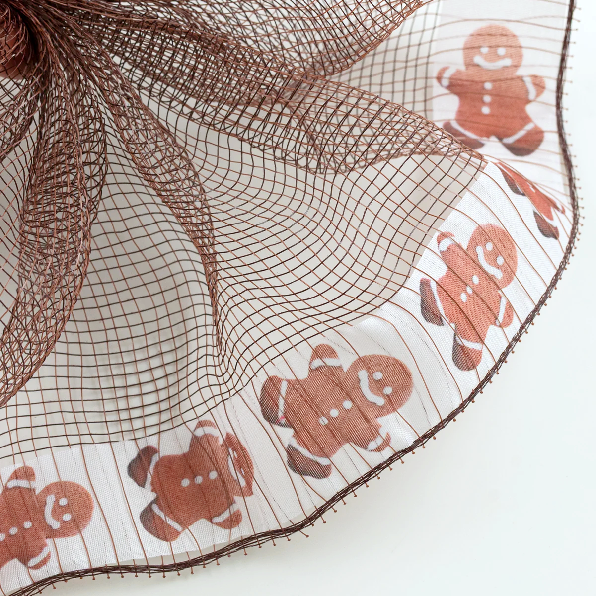 10" Fabric Edge Mesh: Gingerbread Man on Brown - 10 Yard Roll